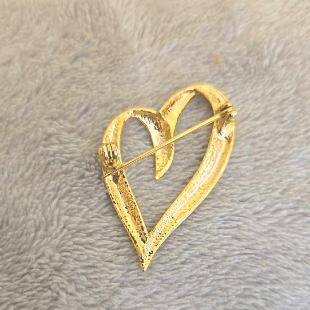#132 Elegant Gold Heart Brooch - Picture 3 of 4
